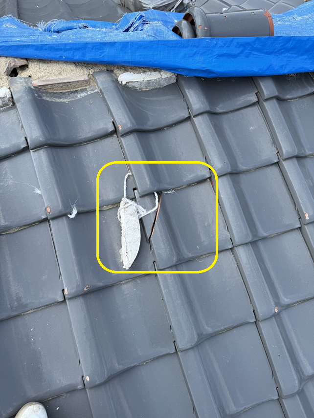 割れている瓦もありました