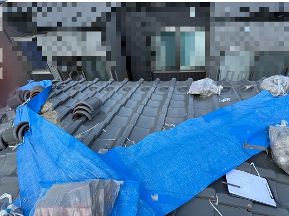 地震で崩れてしまった棟瓦