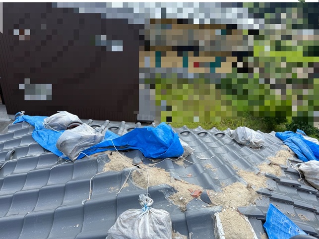 地震で崩れてしまった棟瓦