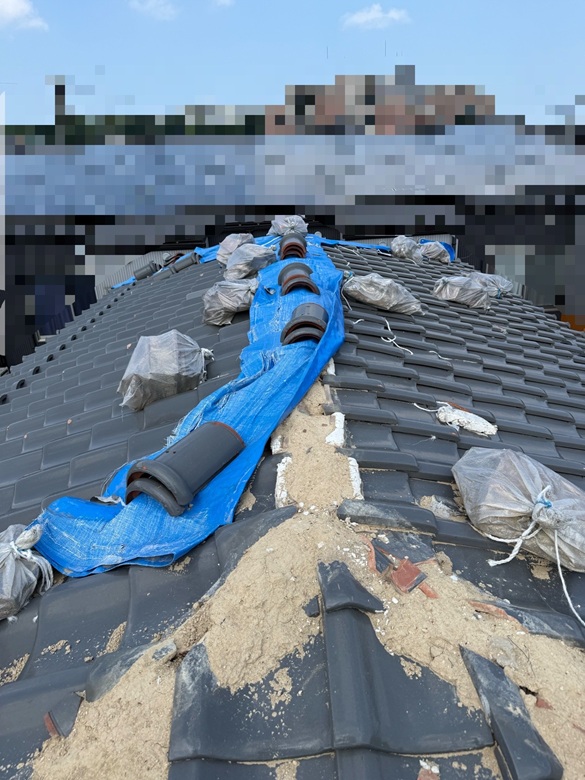 棟瓦が地震の影響で崩れてしまったようです