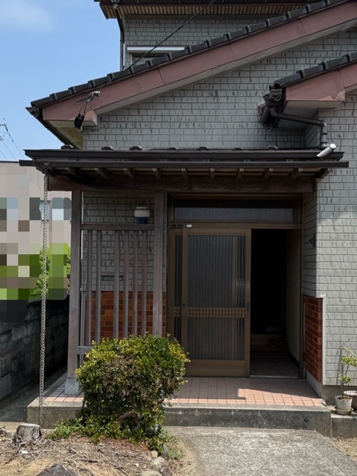 玄関屋根に降った雨水と、上からの雨どいからの雨水も、新しい軒樋に流れて集水器に集まり、鎖雨どいを伝って排水されます！