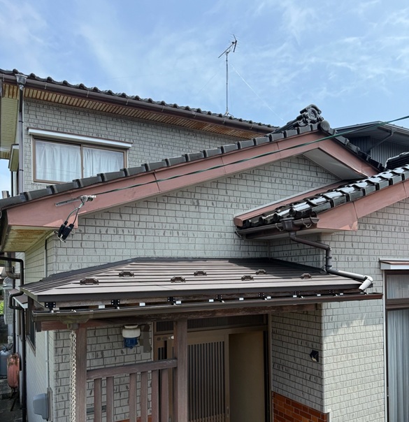 玄関屋根カバー工事と雨樋工事