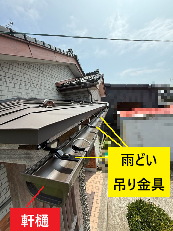 雨どいの吊り金具を設置し、新しい軒樋を固定します。