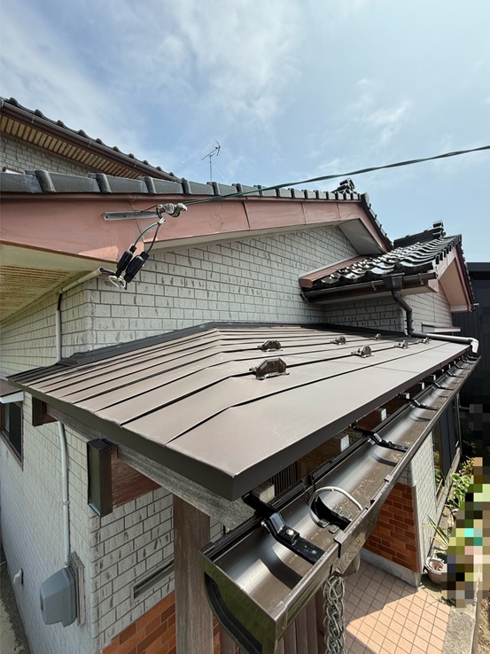 玄関屋根カバー工事と雨樋工事