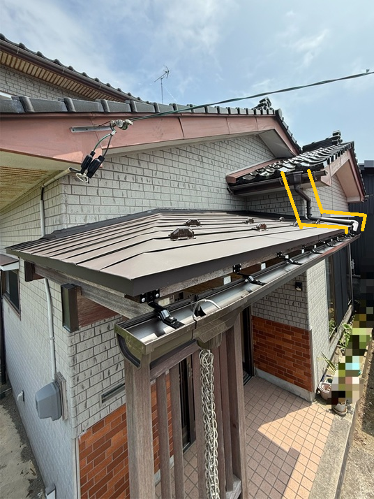 玄関屋根に降った雨水と、上からの雨どいからの雨水も、新しい軒樋に流れて集水器に集まり、鎖雨どいを伝って排水されます！