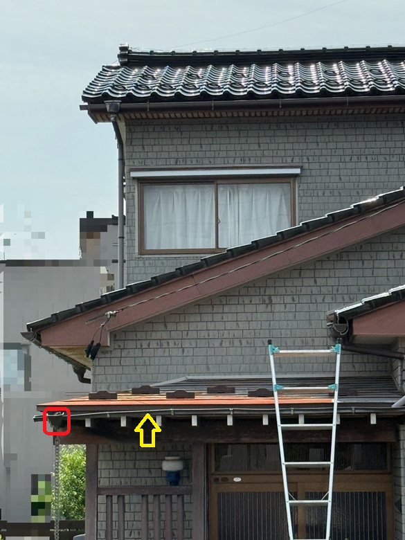 玄関屋根の軒樋が歪んでいる状態でした。 軒樋（黄色い矢印）、集水器（赤〇で囲んである部分）を新しいものへと部分交換します！