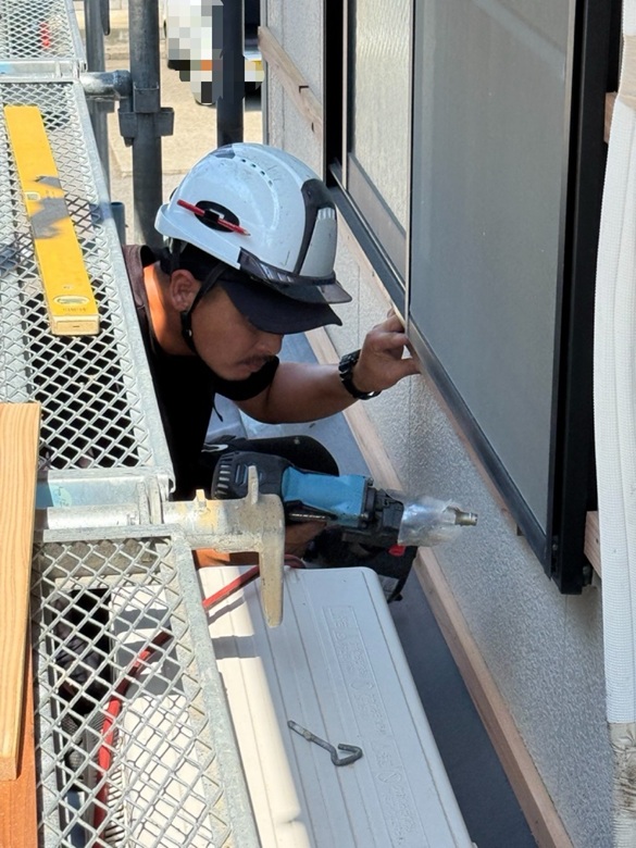 胴縁をビスで固定