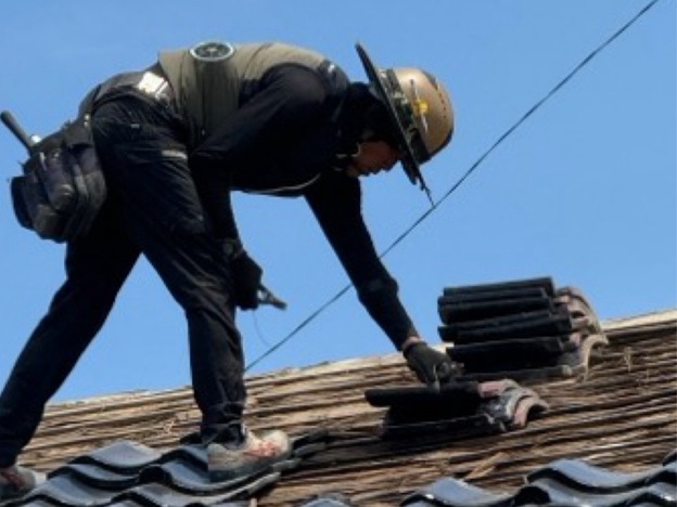 瓦を外して撤去します