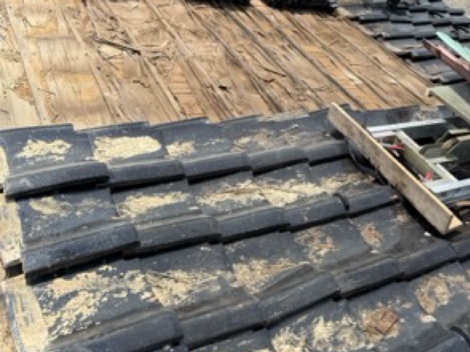 屋根の瓦を1枚1枚取り外して、撤去します。