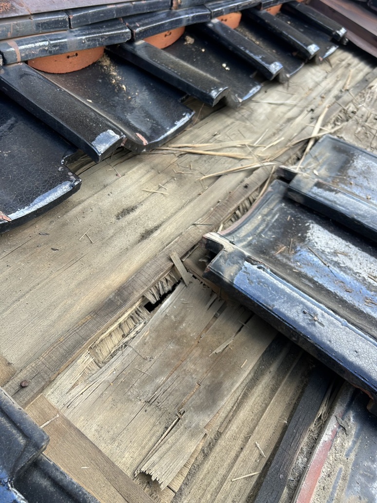 瓦屋根の下地部分は傷んでいました。