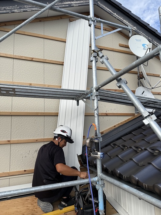 水平器を使い、1枚目の外壁を張っていきま