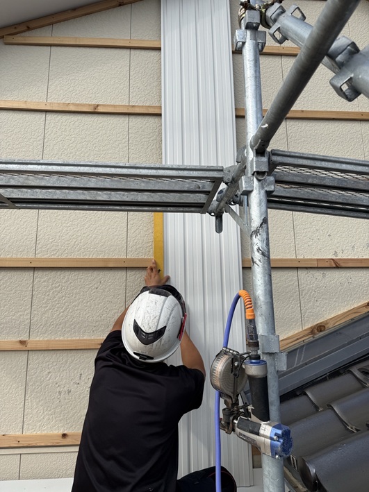 水平器を使い、1枚目の外壁を張っていきます