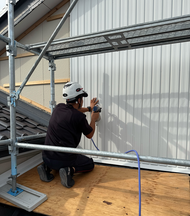 外壁にSGLガルバリウム鋼板を設置しています