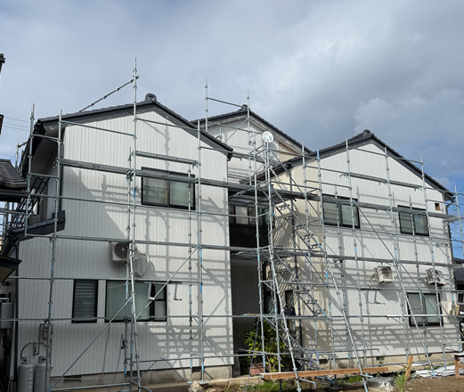 外壁にSGLガルバリウム鋼板を設置しています