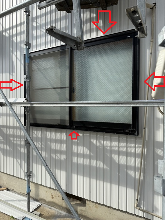 窓まわりにも加工したSGLガルバリウム鋼板を設置