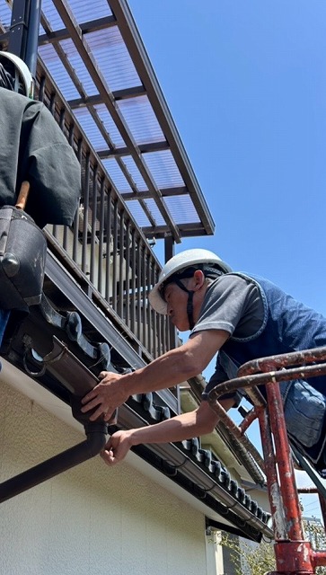 雨樋　止め　割れ　補修　作業中