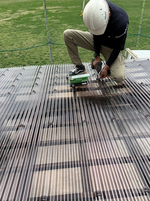 カーポート屋根　張替え　ビス打ち