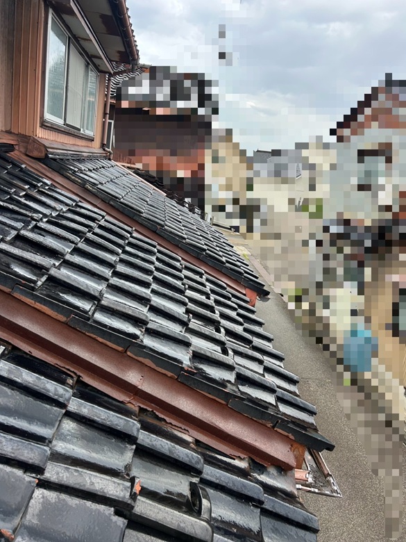 屋根の葺き替え（ふきかえ）工事とは、屋根全面を新しくリフォームする工事になります！ 現在の屋根を全て撤去し、新しい屋根材に交換します。