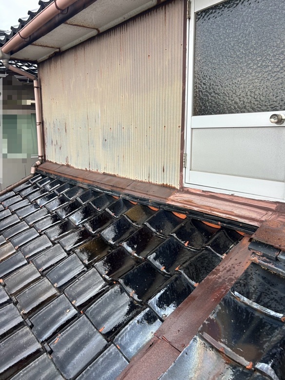 葺き替え工事前の瓦屋根