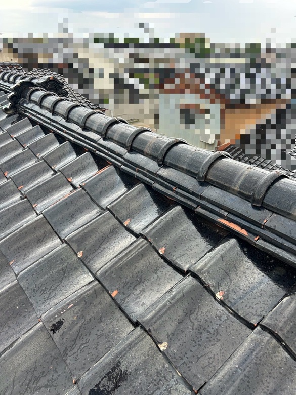 瓦屋根の葺き替え工事を行います