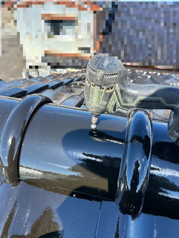 冠瓦を被せてビスでしっかりと固定しました！