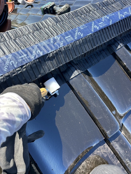 ハイロールを密着させます