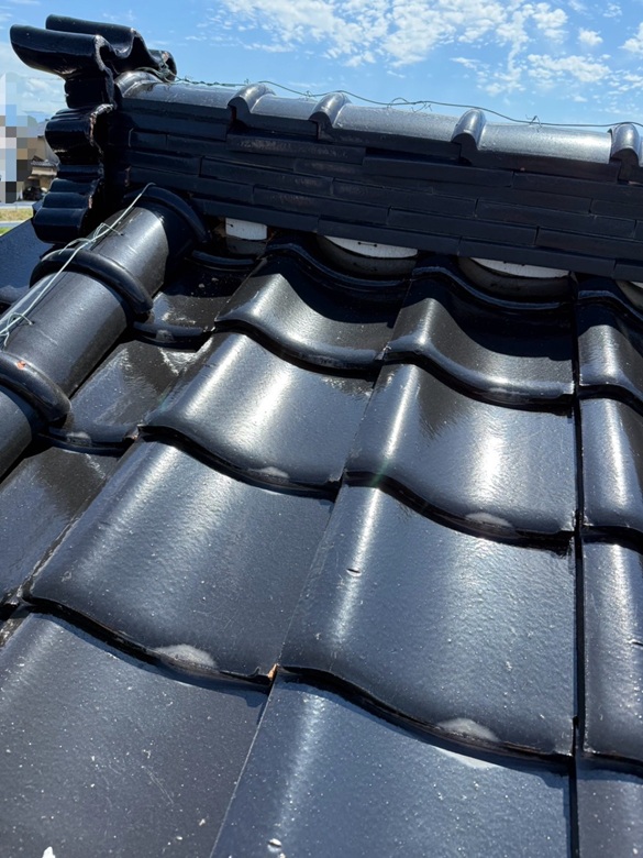 漆喰とは、 瓦を固定し、すき間を埋めるための材料です。