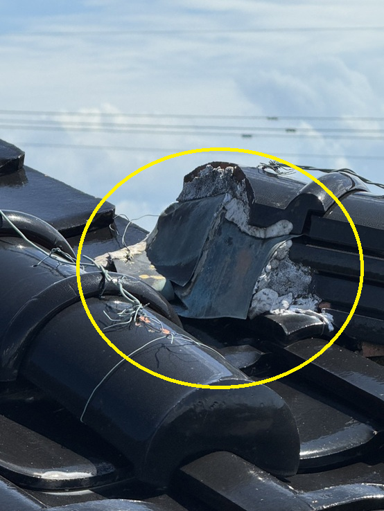 棟瓦（隅棟の棟瓦）の端のすき間を埋めている、白い漆喰が剥がれて崩れてきていました。 雨と風がひどいときに、コチラの箇所から雨水が入り込んでいる可能性が高いです。