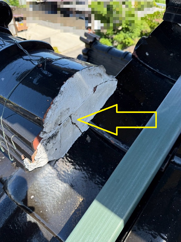 瓦屋根全体を確認したところ、雨漏り箇所以外の漆喰も劣化や亀裂などがありました。