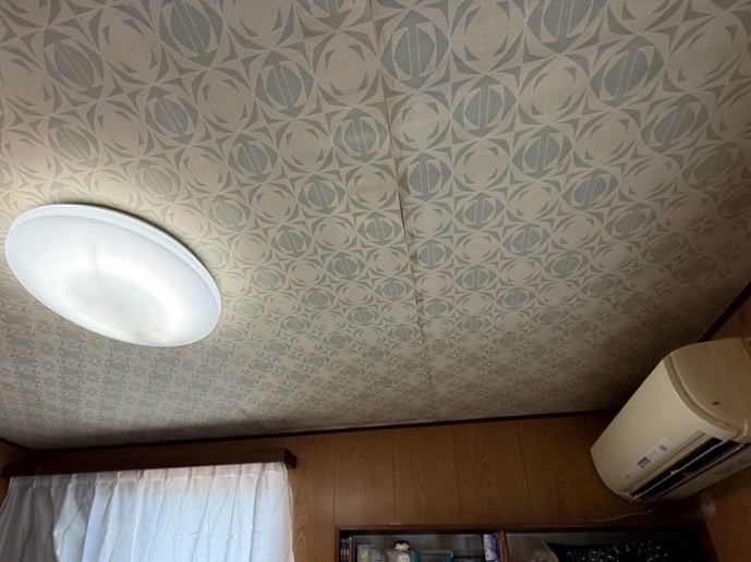 雨漏りで天井クロスが剥がれてきています