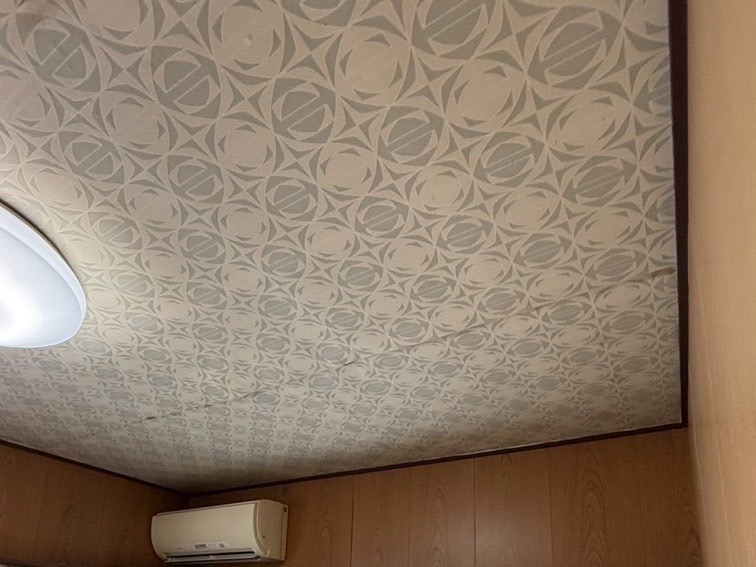 雨漏りで天井クロスが剥がれてきています