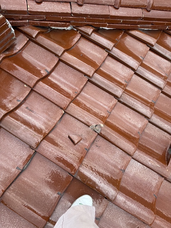 平瓦が割れています