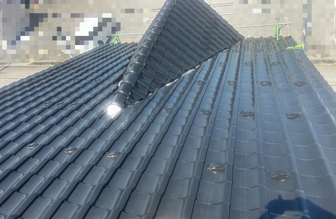 雨漏りしている瓦屋根