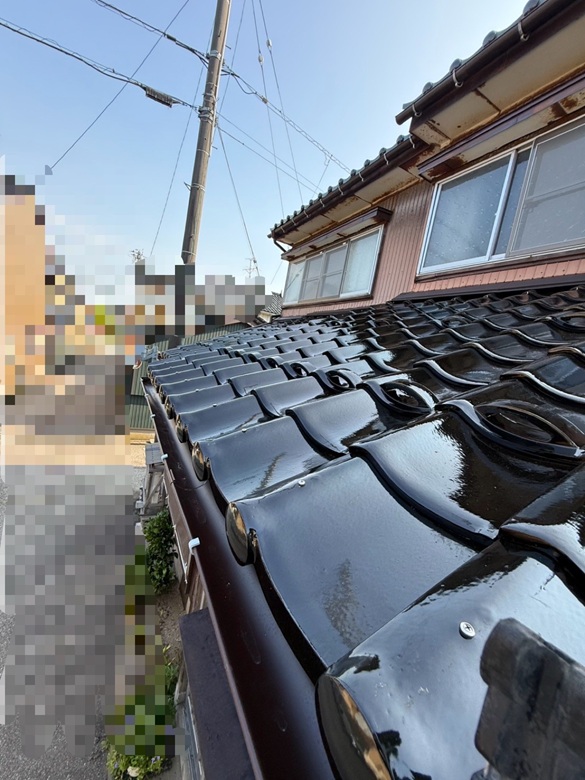 屋根下地に取り付けた雨どいの吊り金具に軒樋をのせて、吊り金具の爪で挟み込み軒樋を設置しました。