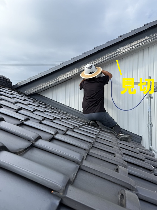 屋根の軒先の裏側軒天と外壁の境目に見切取り付け