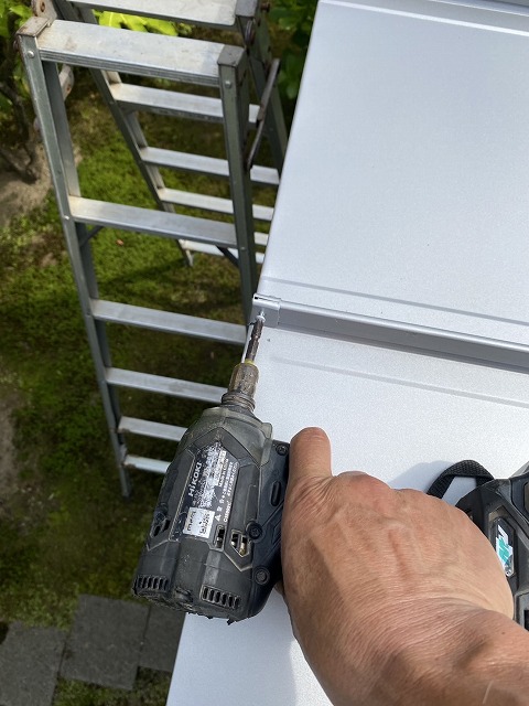 物置　屋根　立平葺き　小口キャップ　ビス止め