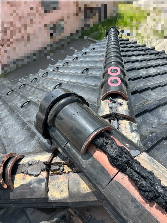 冠瓦を被せてビスで固定