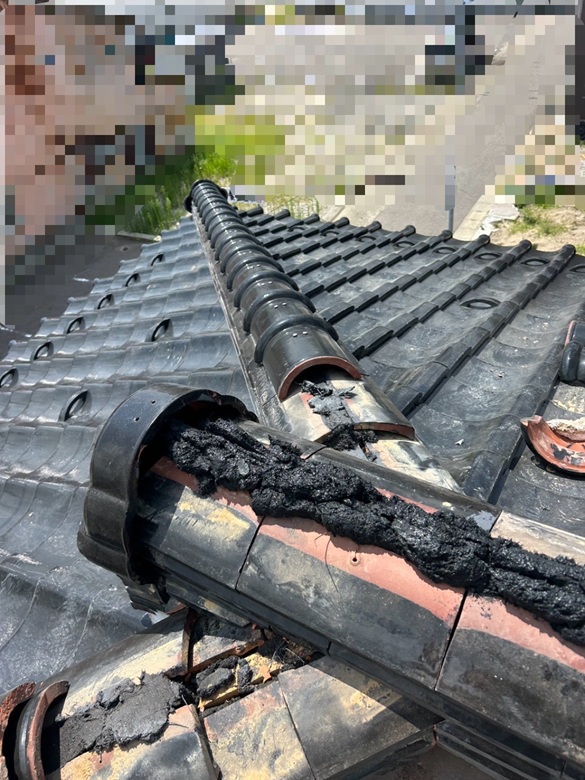 冠瓦を被せてビスで固定