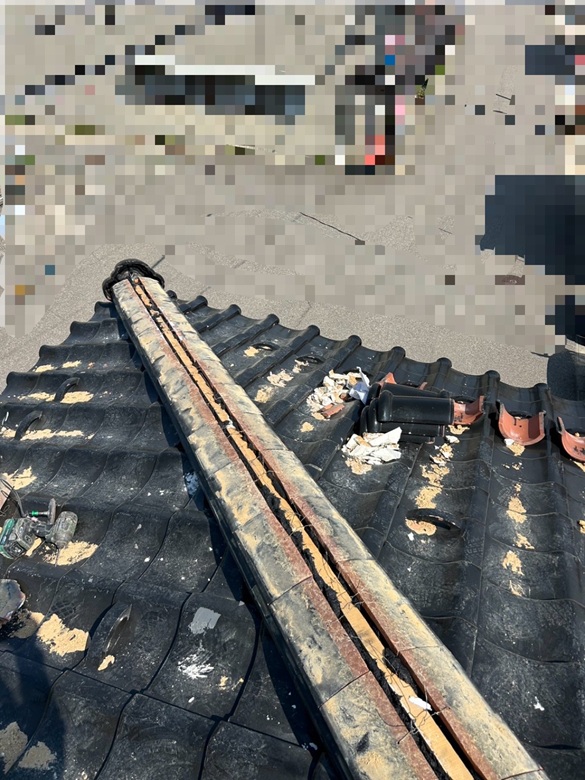 更に南蛮漆喰を重ね、のし瓦を積み重ねていきます