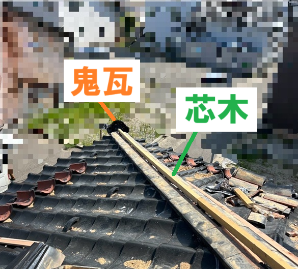 強化棟金具に芯木を固定し、鬼瓦を設置しました