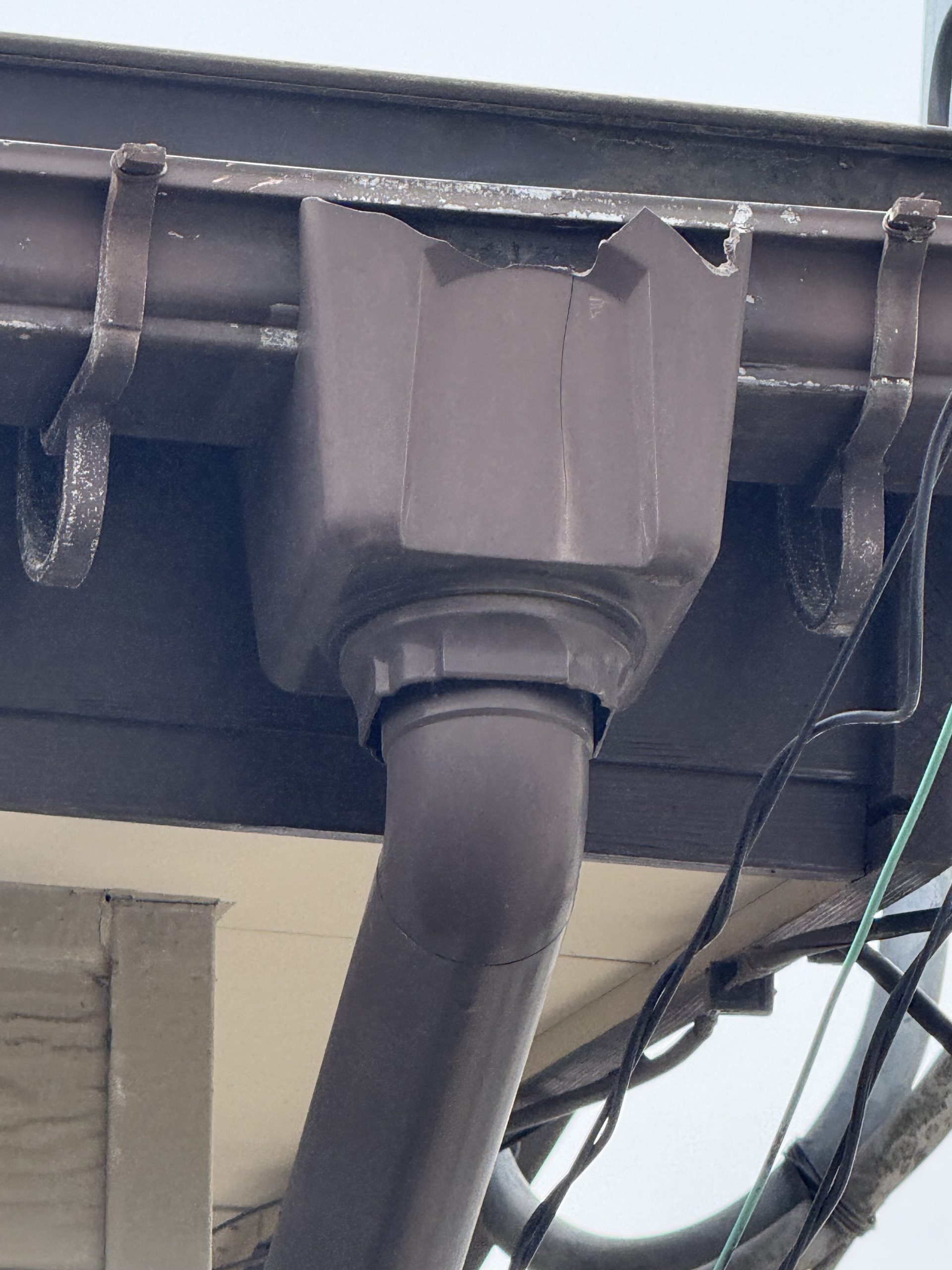 割れた集水器　雪害　施工前