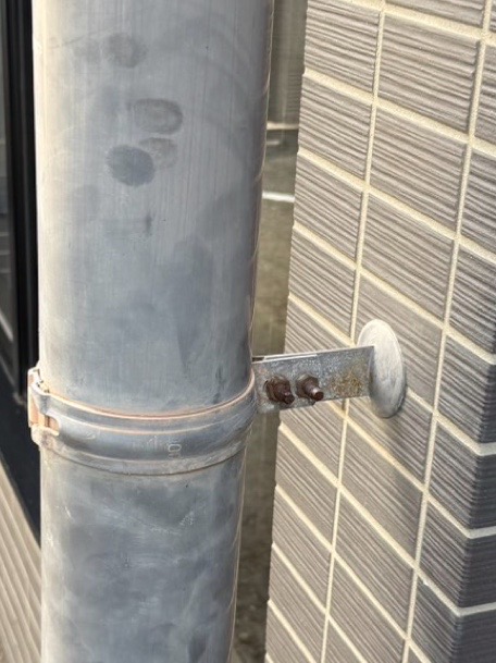 鉄の雨どいバンドをステンレスに