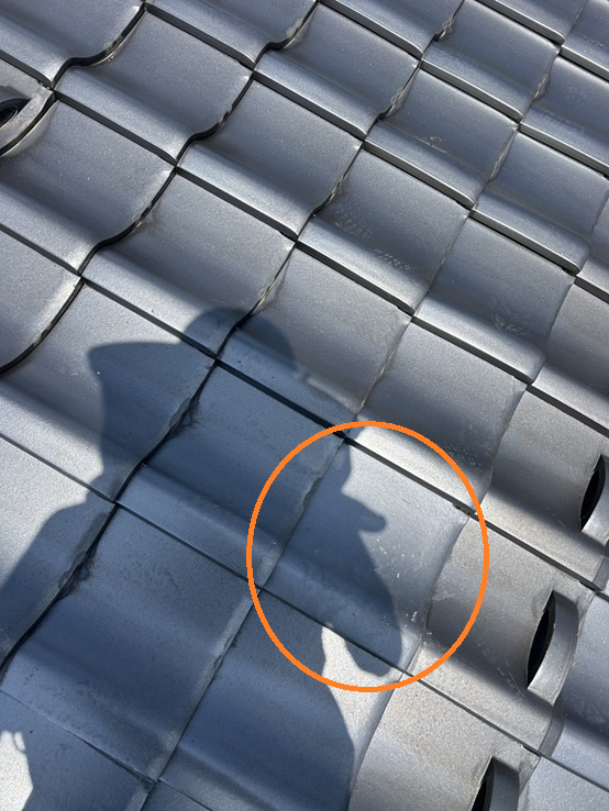 割れている瓦を差し替えました