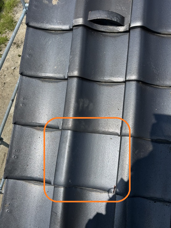 割れている瓦を差し替えました