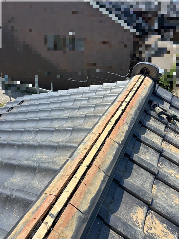 更に南蛮漆喰を重ね、のし瓦を積み重ねていきます。