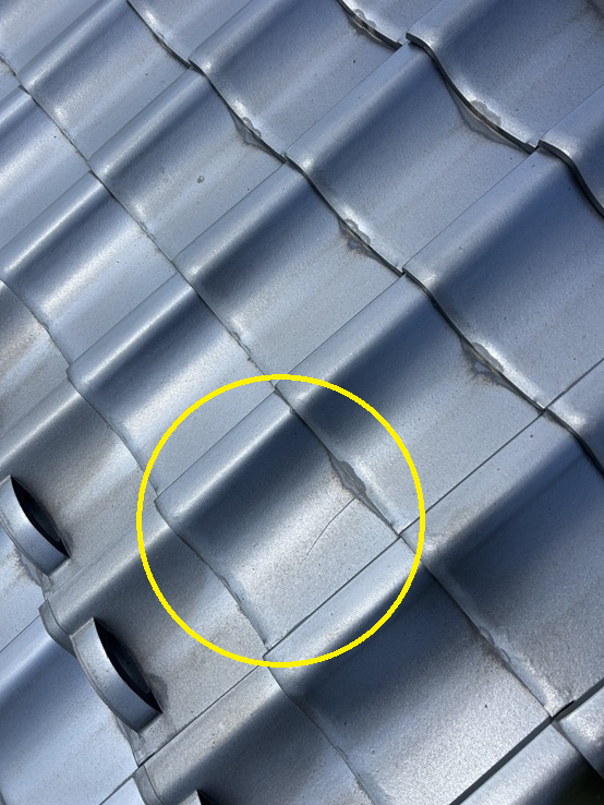 瓦が割れています