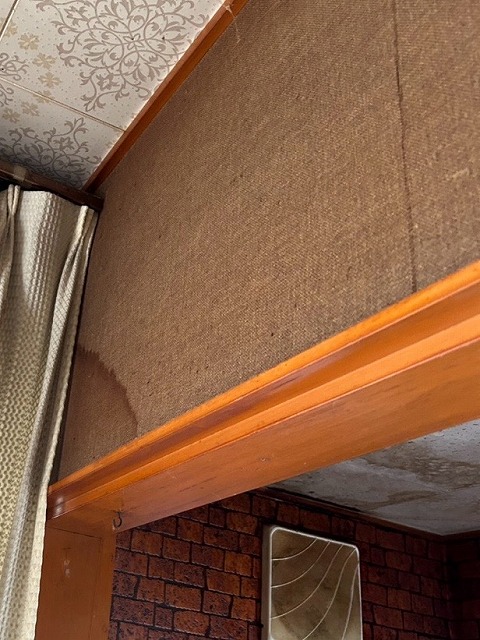 雨漏り　壁のシミ