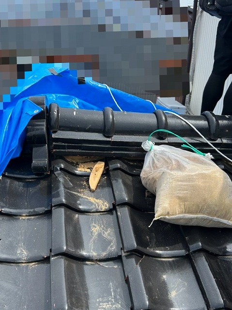 棟瓦ズレ　漆喰剝がれ　地震