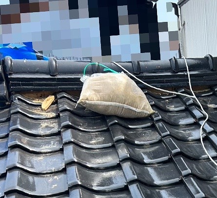 棟瓦ズレ　漆喰剝がれ　地震