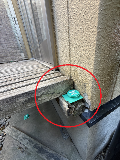 濡れ縁部分の7外壁が傷んでいます」